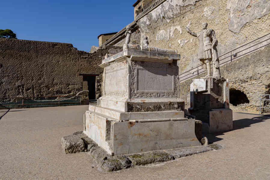 178 - Italia - Herculano - parque arqueológico de Herculano - terraza de Marco Nonio Balbo.jpg